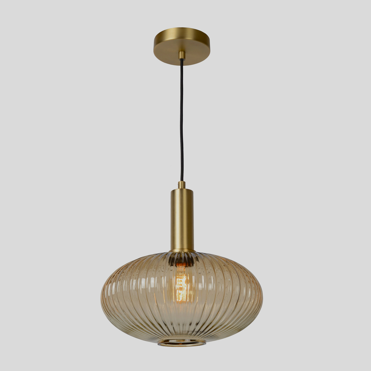 Deze cilindervormige lamp ziet er geraffineerd uit, dankzij het geribbelde glas en de gouden accenten. 