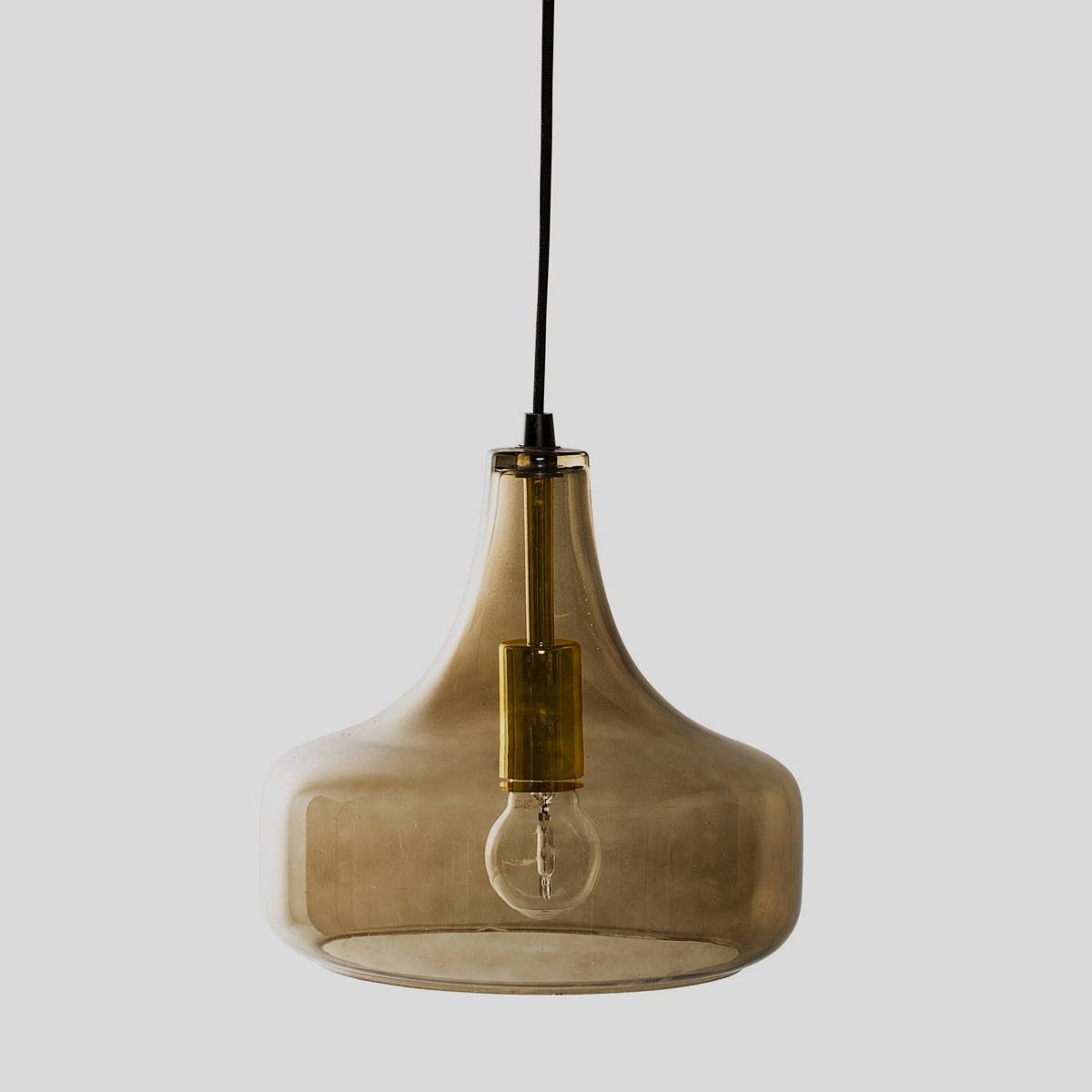 Deze hippe hanglamp verspreidt heel sfeervol en mooi het licht in de kamer. 