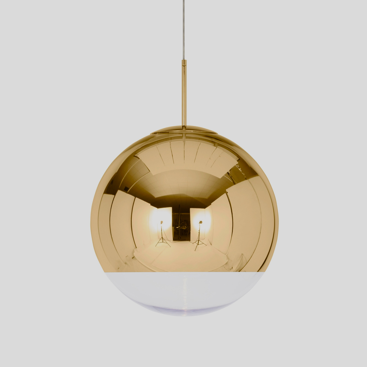 Bling-bling boven je eettafel? Ga dan voor deze opvallende gouden hanglamp van het merk Tom Dixon. 