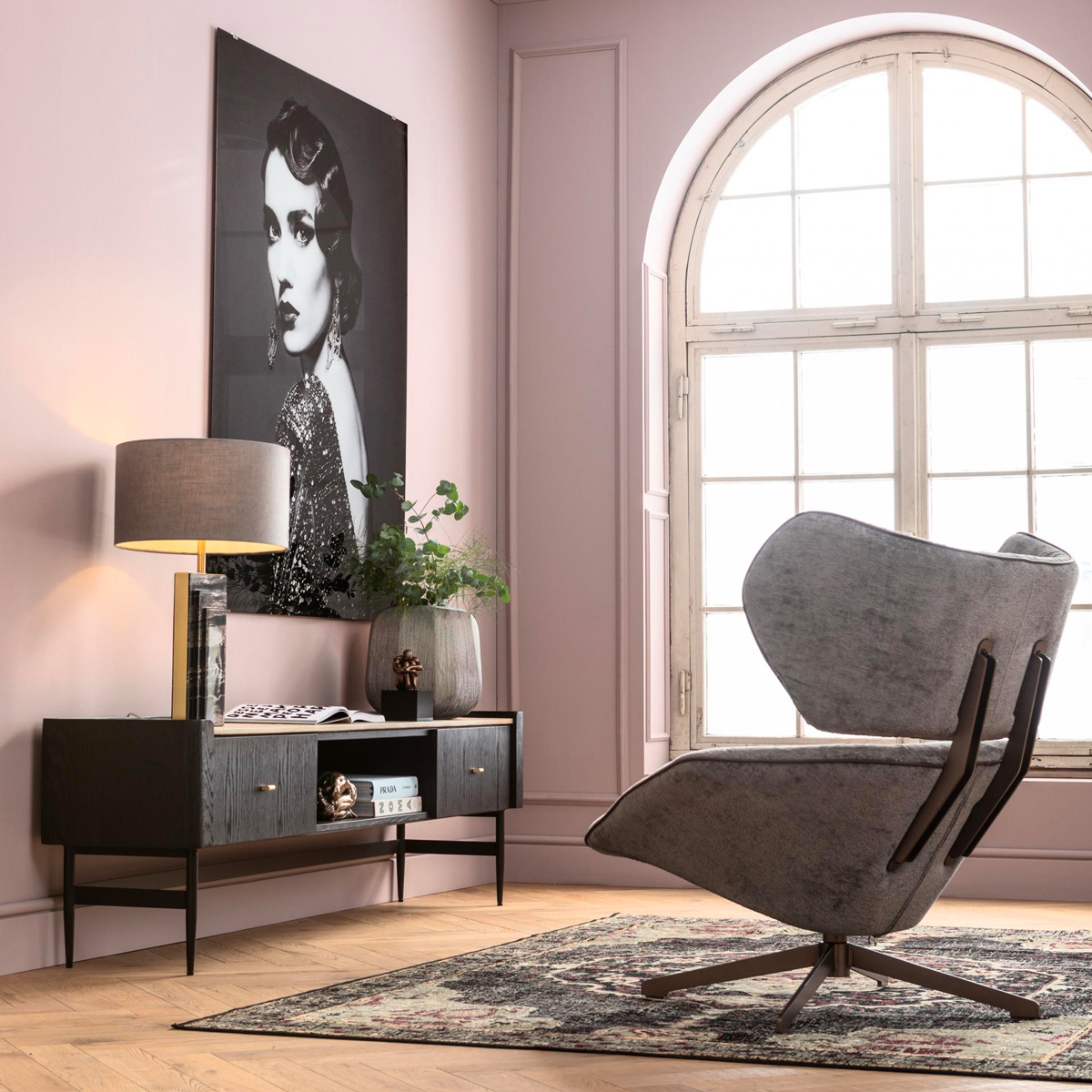 Lezen of uitrusten: deze grote draaifauteuil van Kare Design past zich aan jouw gewenste zitpositie aan.