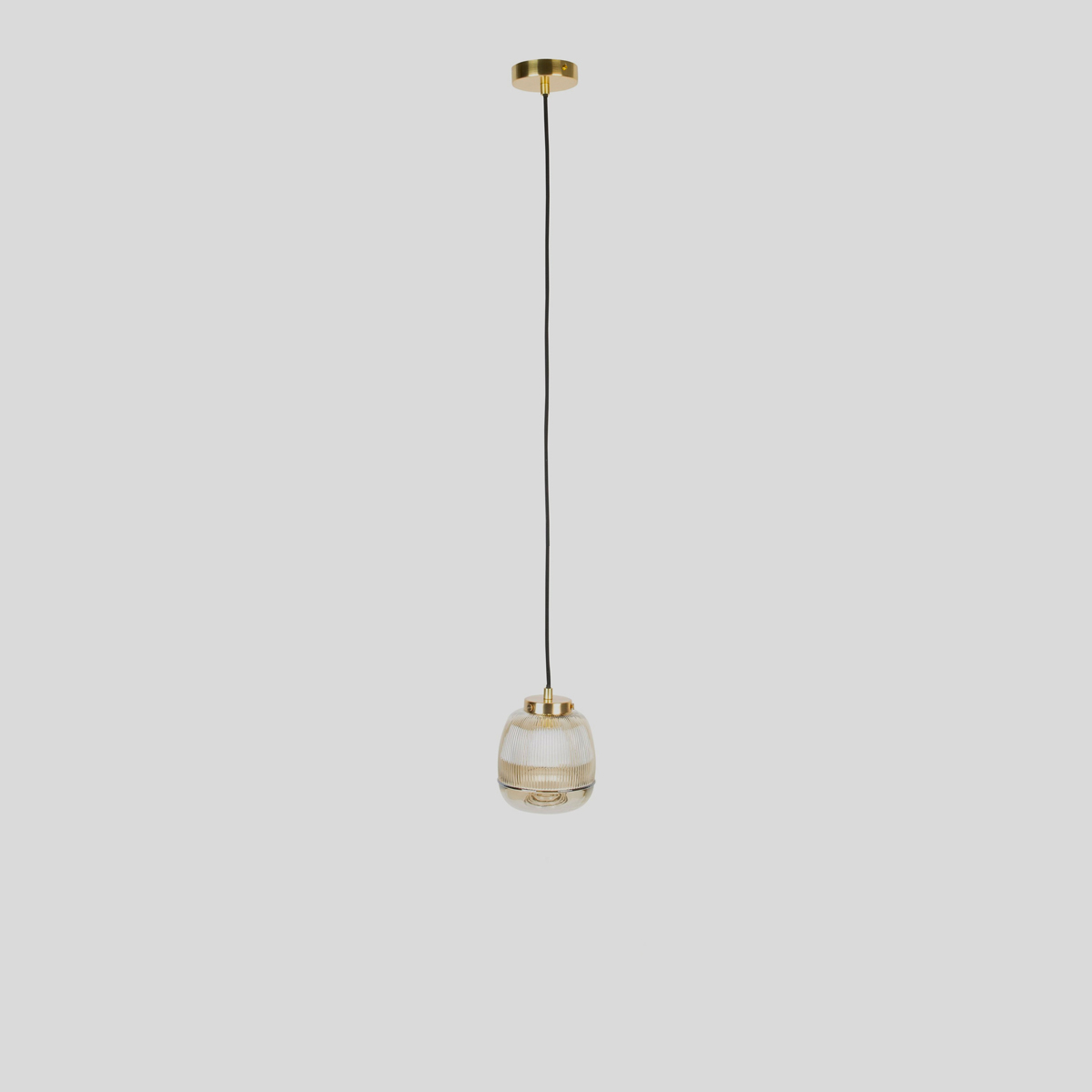 Geef je eetkamer een speels effect door deze MOOS hanglamp met andere hanglampen te combineren.