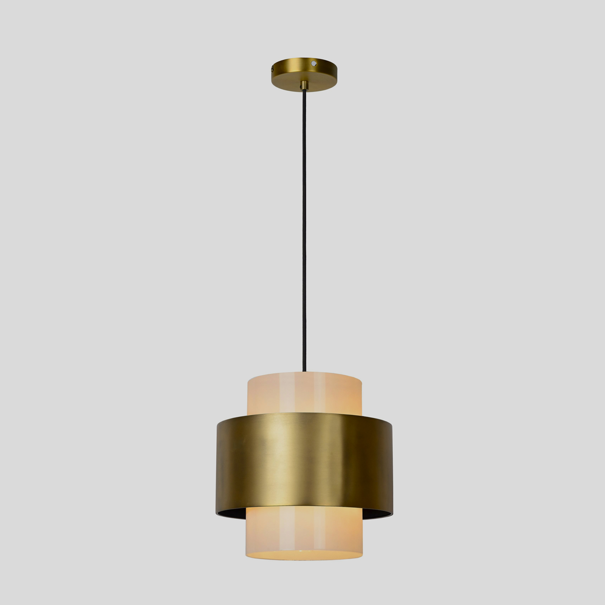 Warm en modern: deze mat messing hanglamp van het merk Lucide staat erg stijlvol in een modern interieur. 