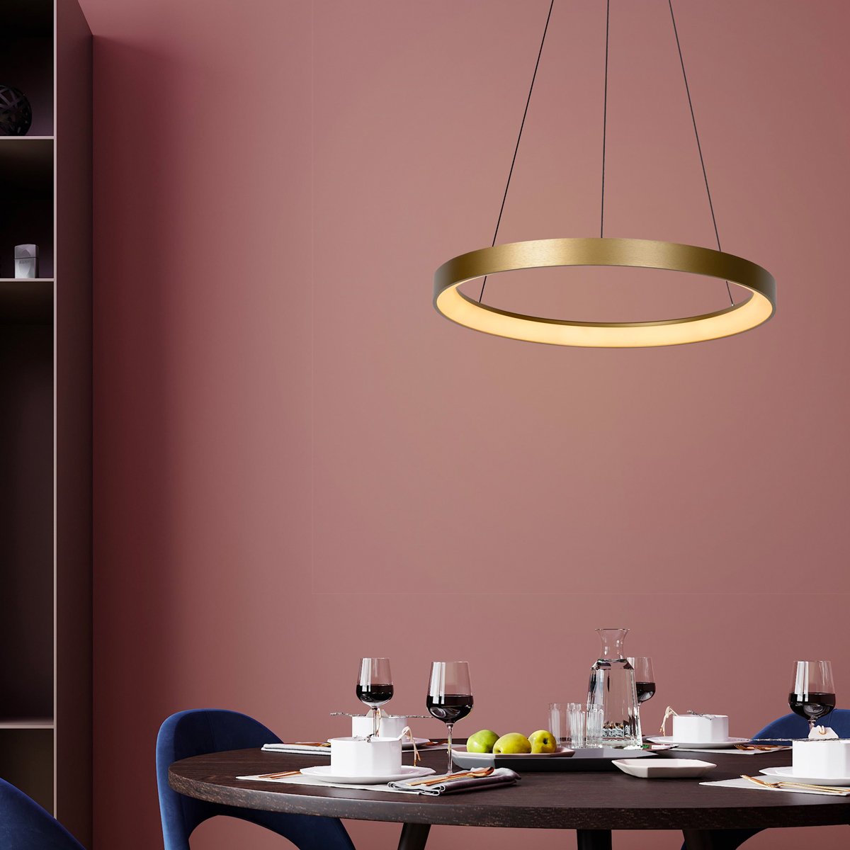 Deze grote lamp is perfect voor boven een ronde tafel. Met de mat messing lamp benadruk je extra de vorm van de ronde eettafel. 