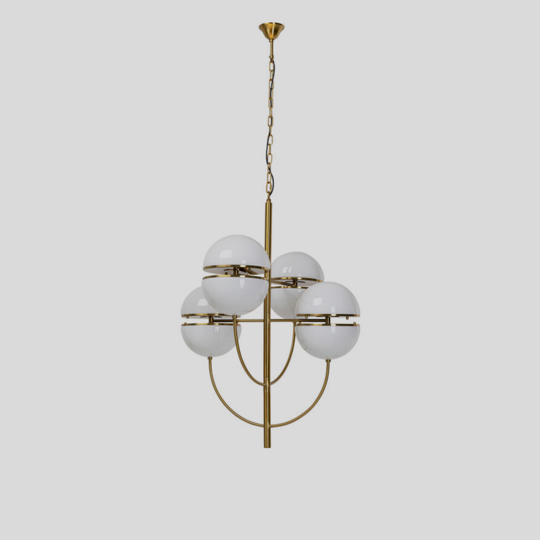 Hang deze art deco lamp met gouden details midden boven je eetkamer of bij je zithoek. 