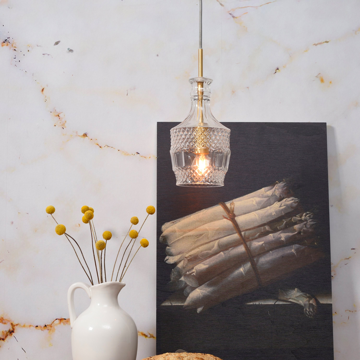 Deze stijlvolle 'It's about RoMi' hanglamp met decoratief glas en gouden details is super chic. 