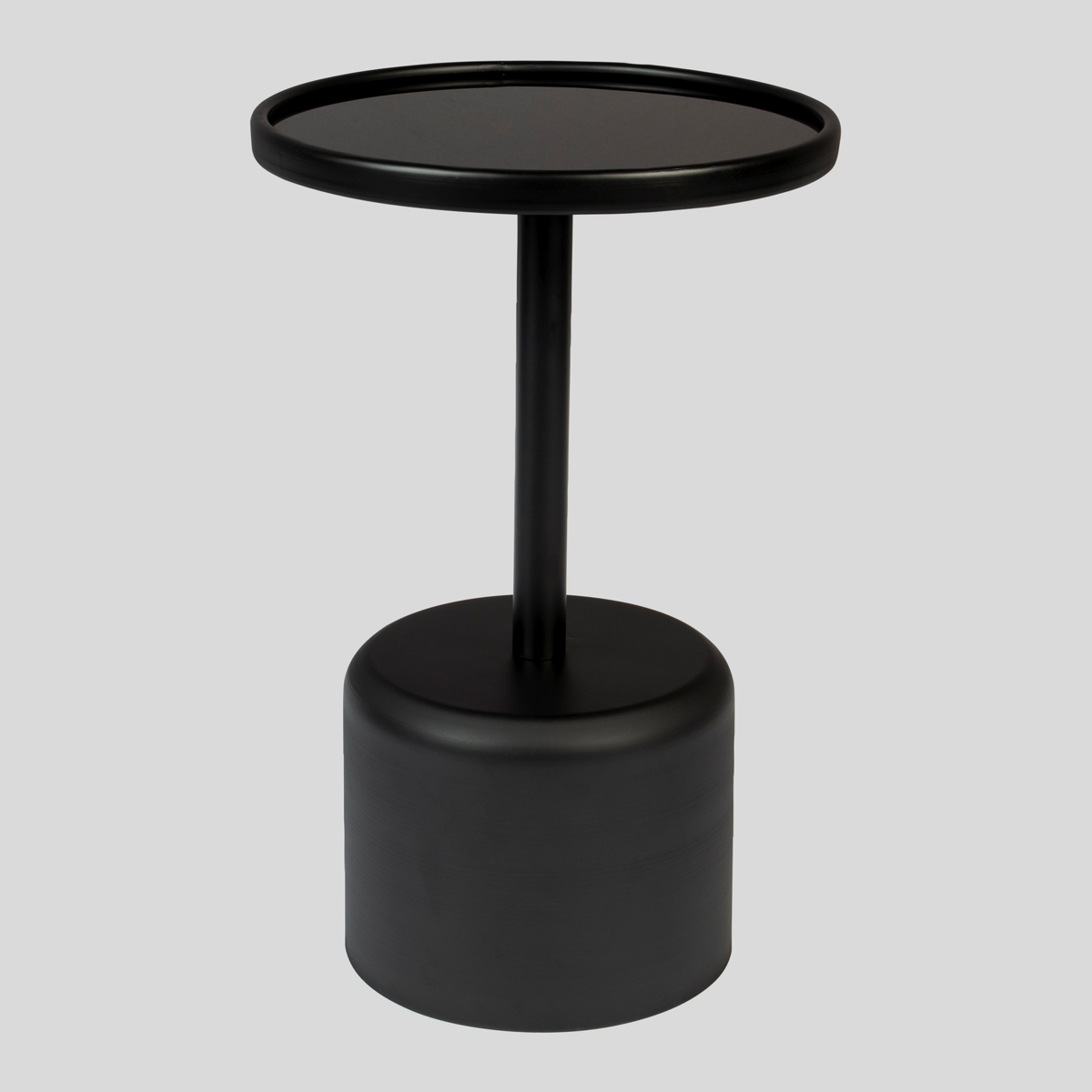 Het zwarte, glazen tafelblad geeft een stijlvolle uitstraling aan de moderne salontafel. 