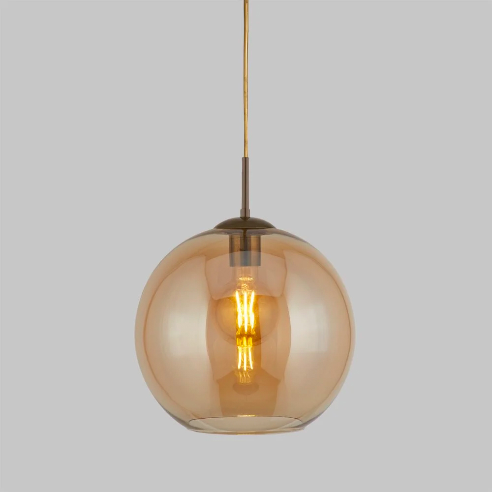 De ontwerper van de MOOS hanglamp Alex heeft z’n best gedaan om een eenvoudig ontwerp veel charme te geven. 