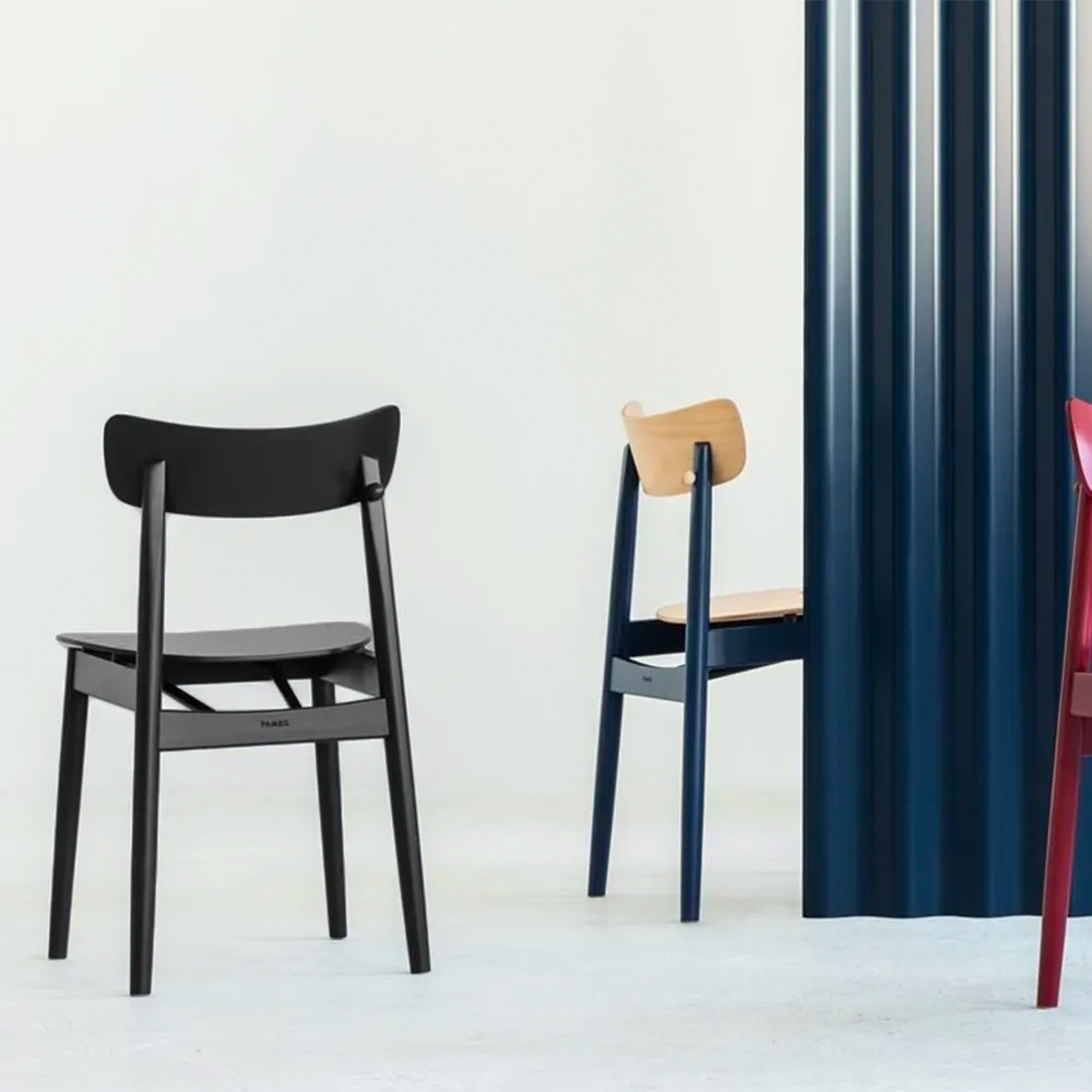 Modern Scandinavisch: Een strakke zwarte stoel, gemaakt van stevig hout.