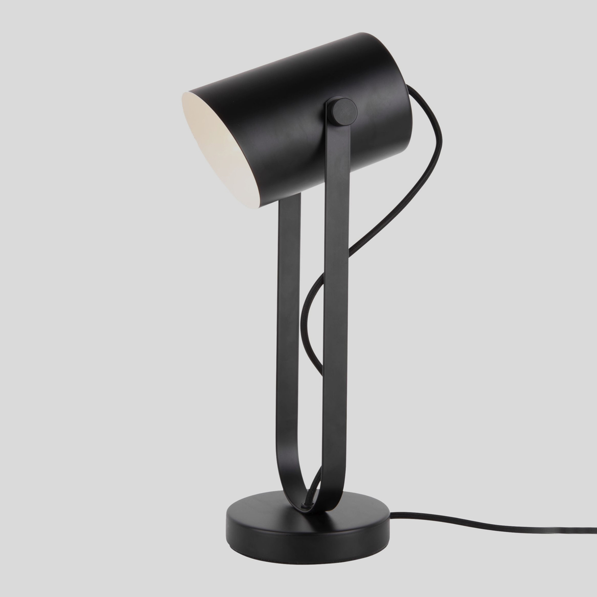 De trendy Snazzy tafellamp van Leitmotiv heeft in het zwart een mooi industrieel tintje en past in ieder interieur. 