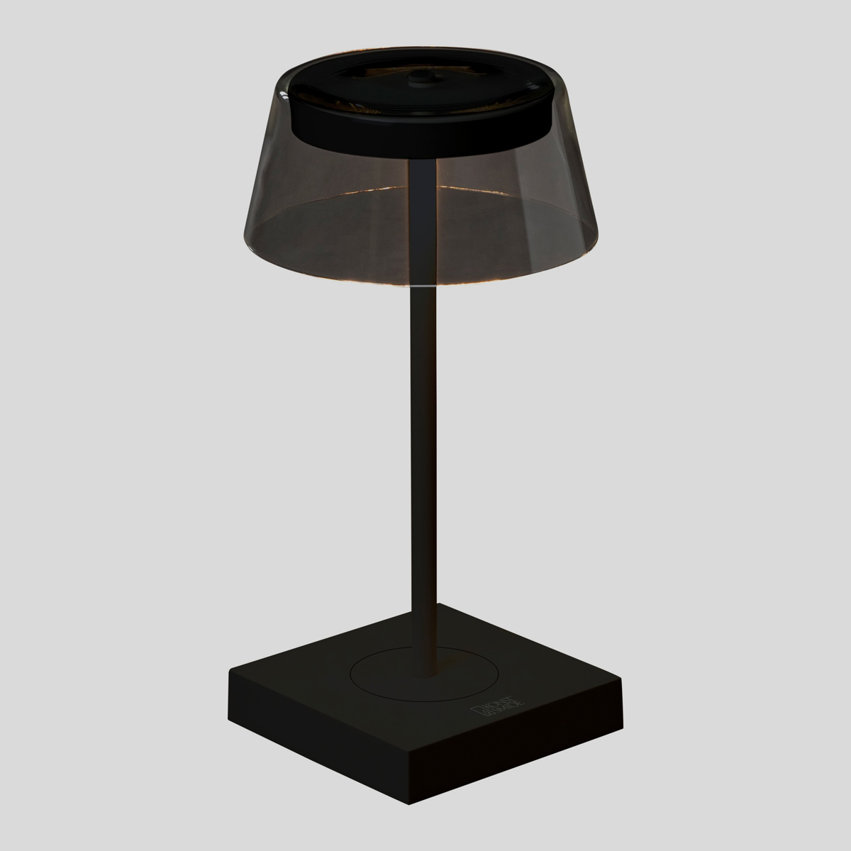 De Konstmide Scilla tafellamp is niet alleen mooi, maar ook nog eens overal neer te zetten. De lamp is namelijk draadloos en werkt op een oplaadbare accu. 