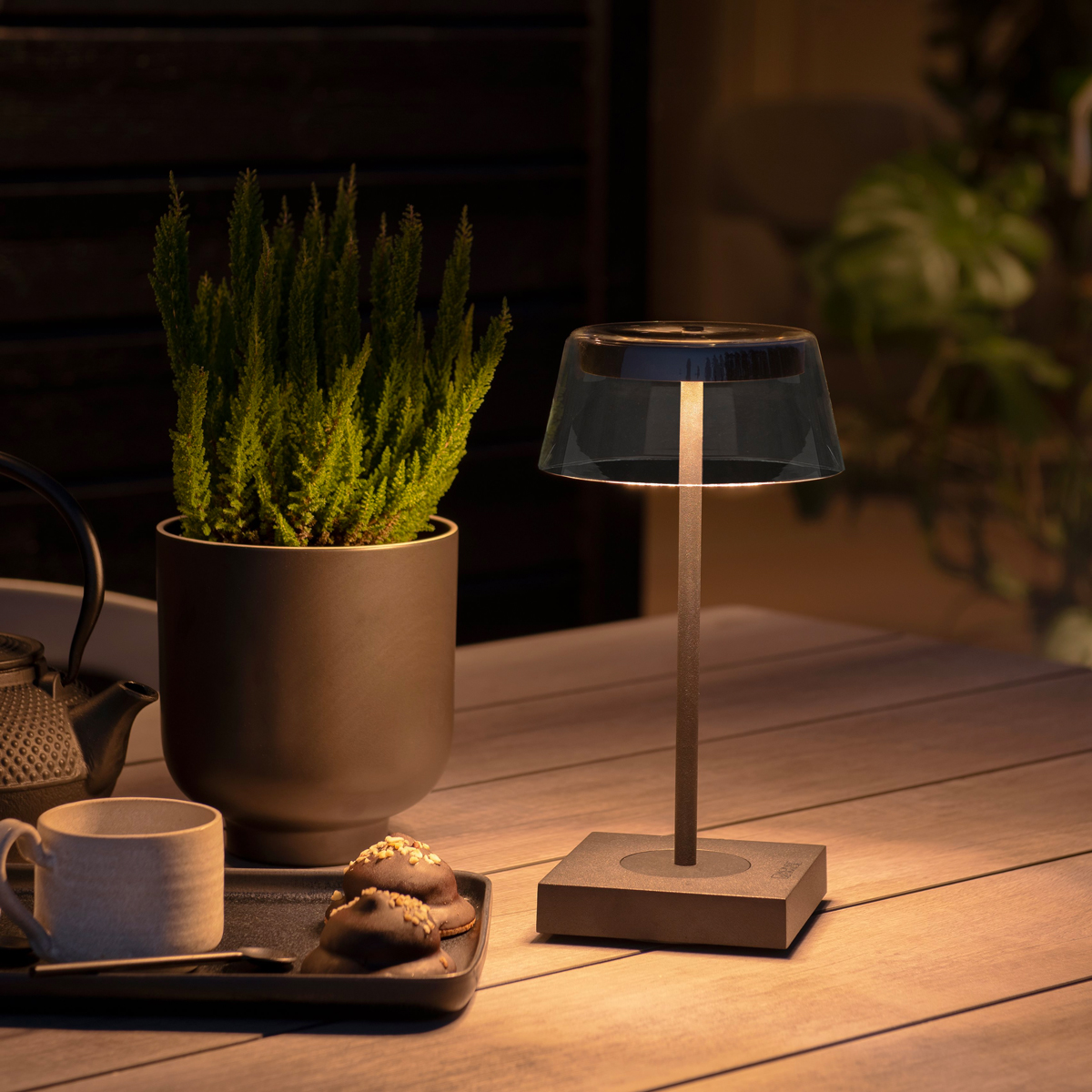Het stijlvolle slanke design en het bijzondere licht van deze tafellamp geeft je tafel meteen een gave uitstraling. 
