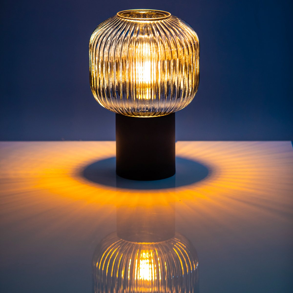 De ribbels van de glazen lampenkap geven de sfeerlamp een modern klassieke uitstraling. 