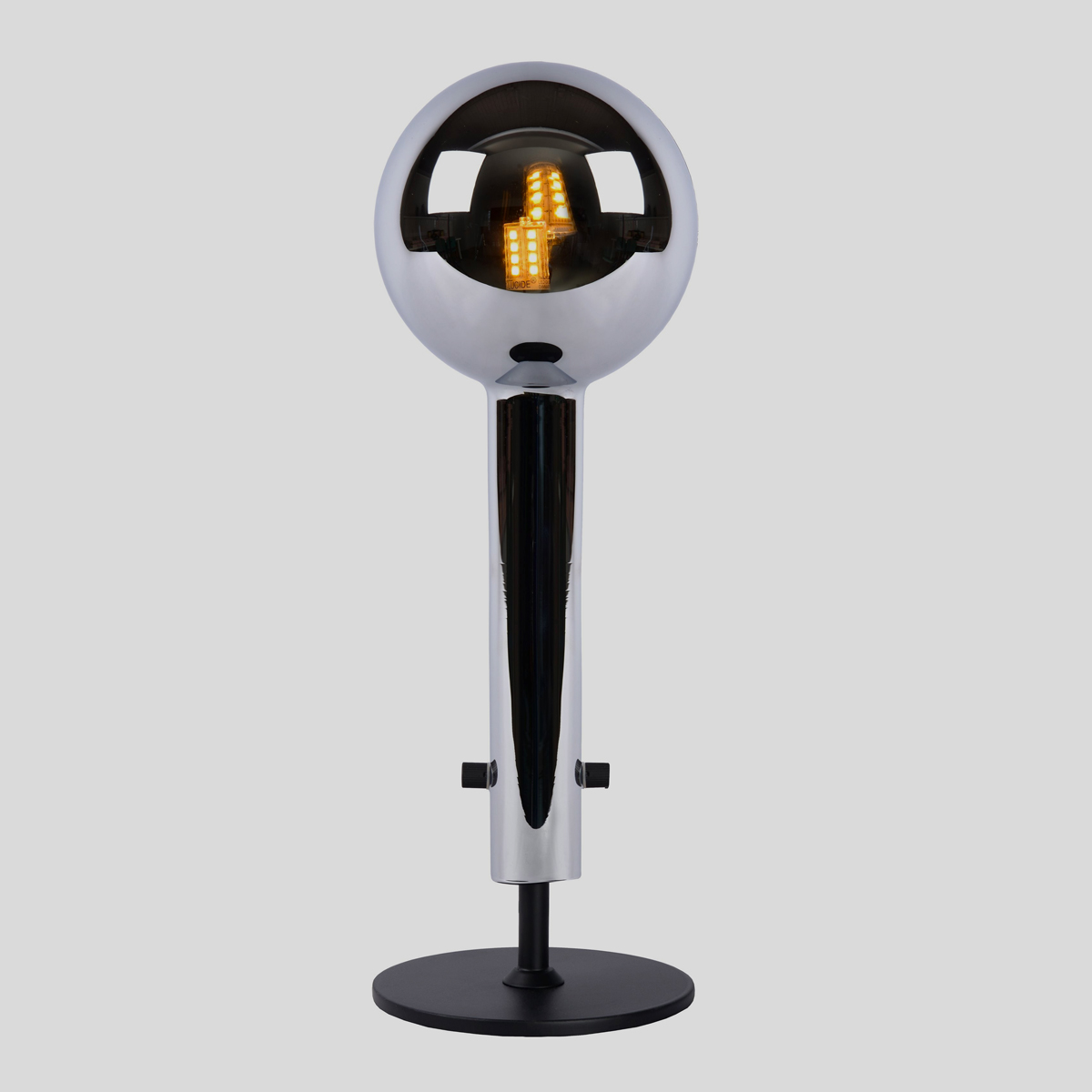 Deze tafellamp heeft een design dat opvalt. Helemaal als je de lamp combineert met een G9-fitting en ledlamp in bulb-vorm. 