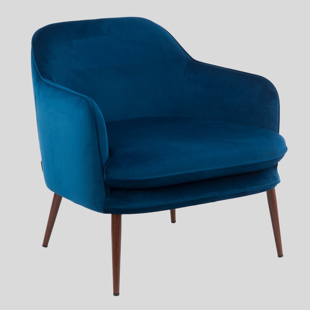 De rijke donkerblauwe kleur van deze fluwelen fauteuil geeft ‘m een nog chiquere look. 