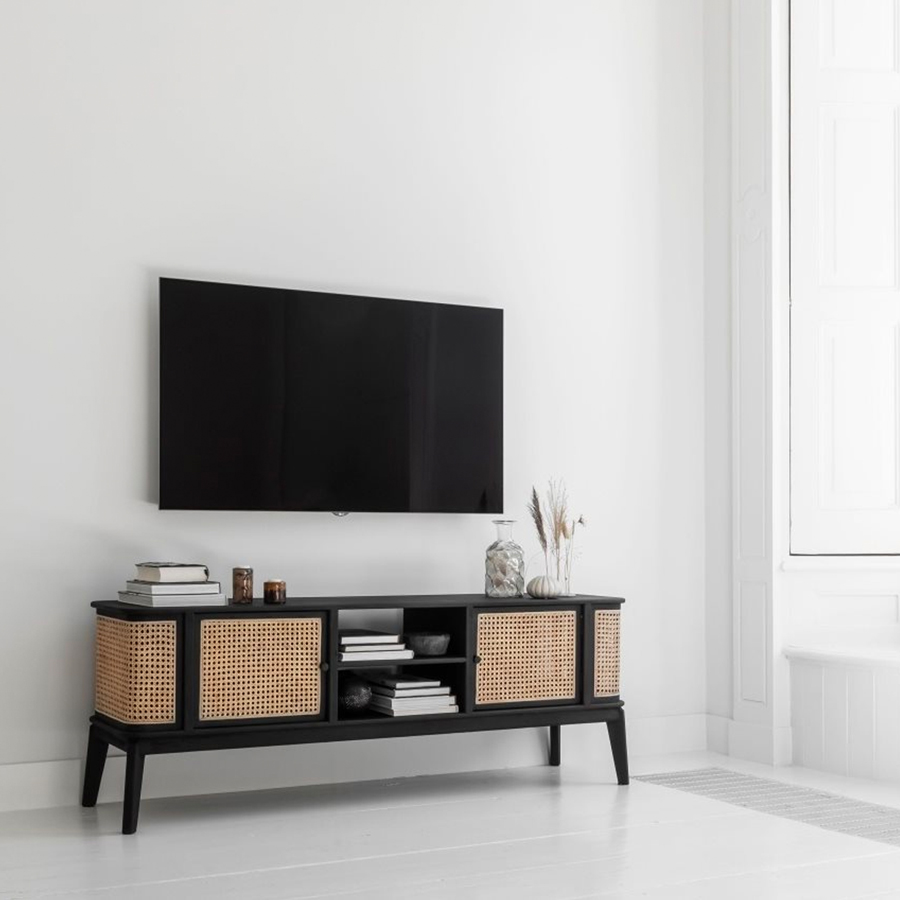 Breng contrast aan in je interieur met een zwarte tv-kast. De webbing details zorgen voor een aangename overgang.