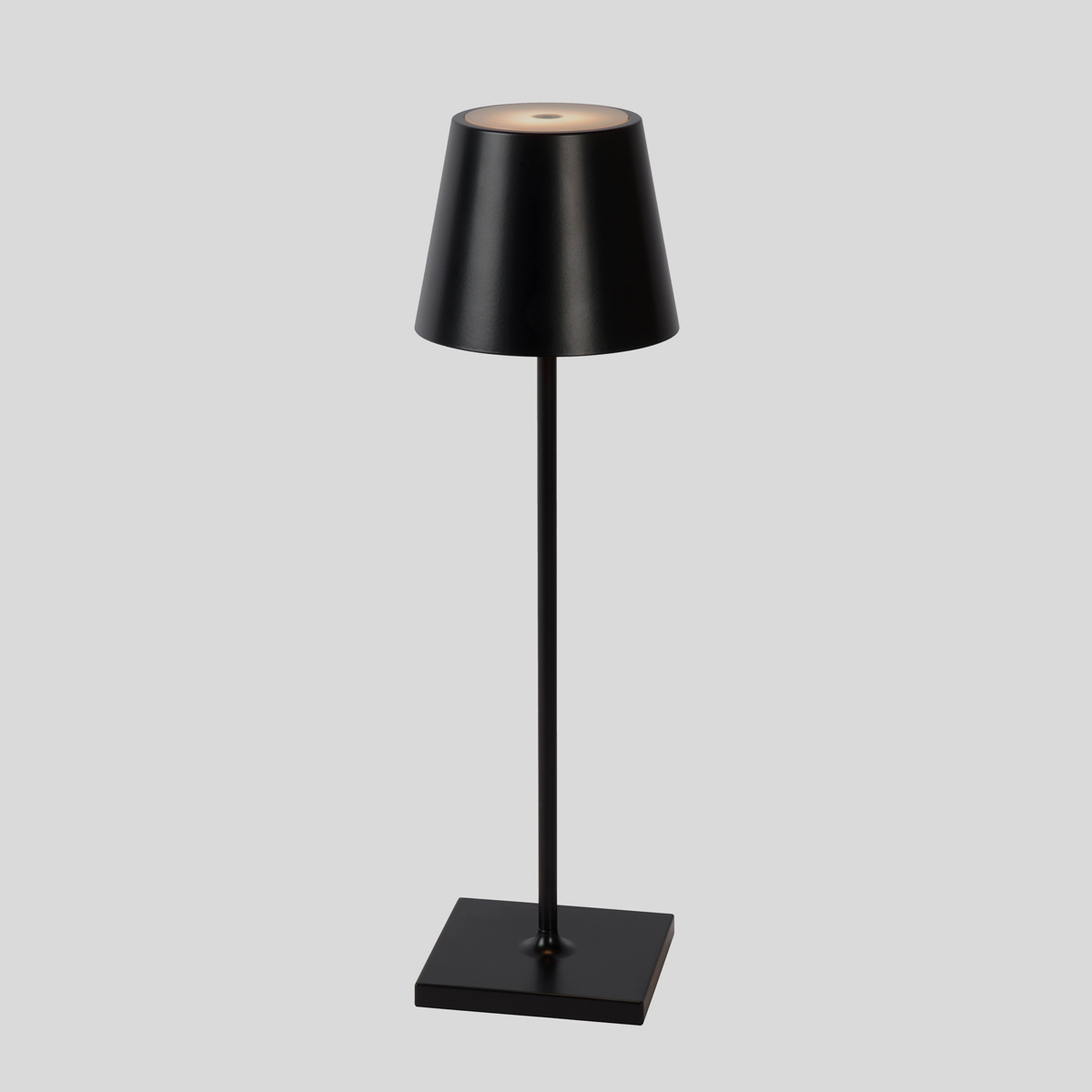 Het ontwerp van de Lucide Justin tafellamp is beïnvloed door de klassieke staande lamp. Dat geeft deze zwarte tafellamp iets speciaals. 