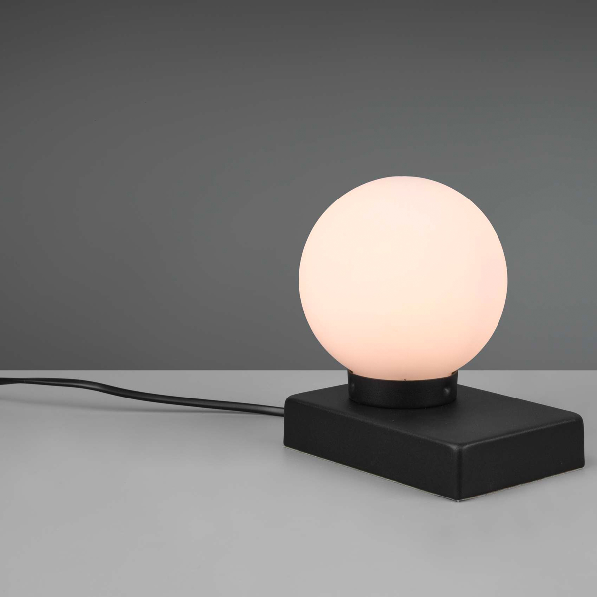 Wil je een eigentijdse uitstraling in je interieur? Deze moderne tafellamp heeft een eenvoudig en modern design. 