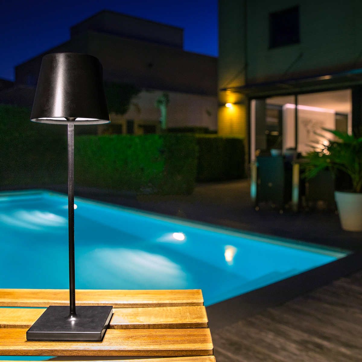 In huis of in de tuin: deze tafellamp van Lucide kan overal staan. De lamp is namelijk oplaadbaar via USB. 