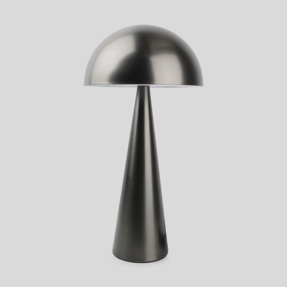 De Musho lamp is een vrij hoge tafellamp. De paddenstoelvorm geeft de sfeerlamp van het merk Salt&Pepper een speciale uitstraling. 