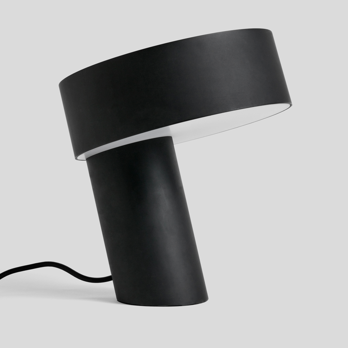Deze minimalistische tafellamp in het zwart is een design item op zich. 