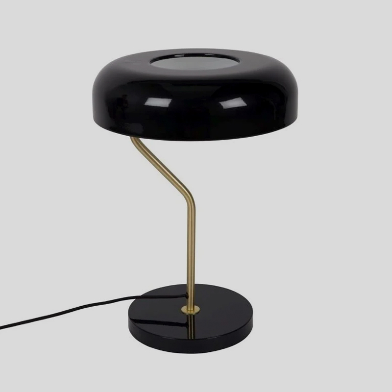 De Dutchbone Eclipse tafellamp heeft een strakke lampenvoet, een slanke messing armatuur en een een prachtige ijzeren kap in zwart. 