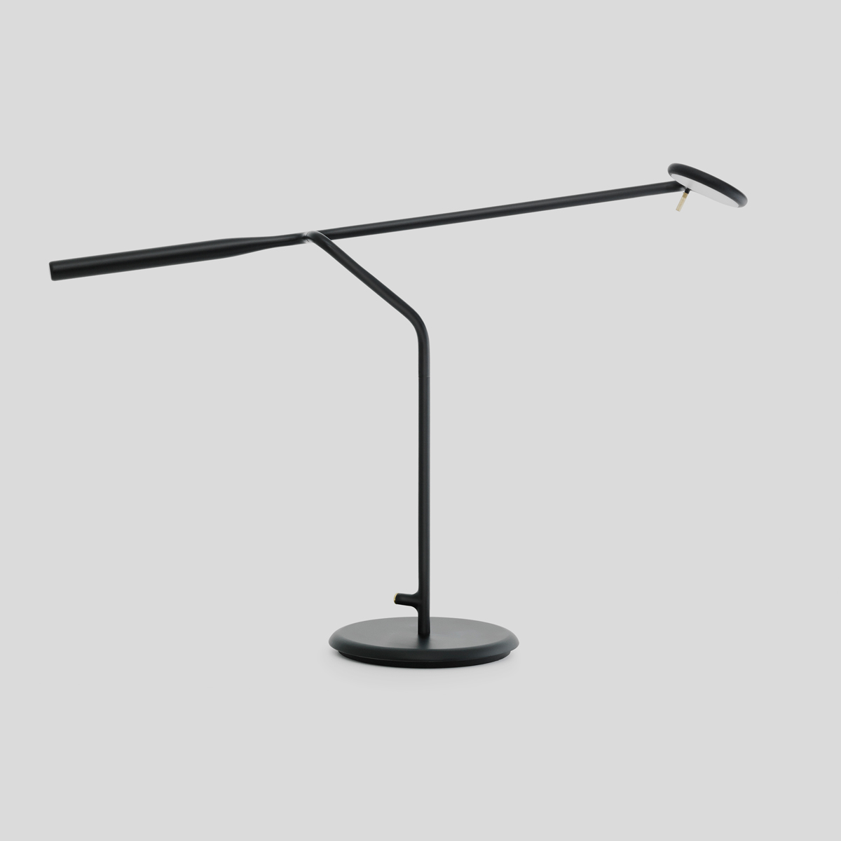 Deze elegante leeslamp is zeer wendbaar als hij is. Je kunt de moderne tafellamp alle kanten opdraaien.