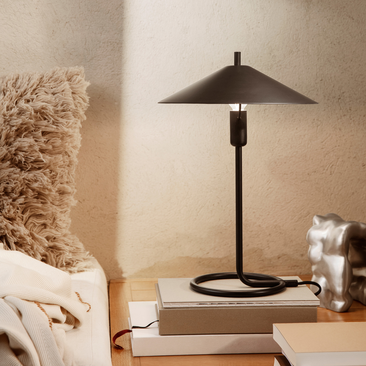 Deze zwarte tafellamp staat mooi in de woonkamer, maar ook als extra licht in de studeerkamer. 
