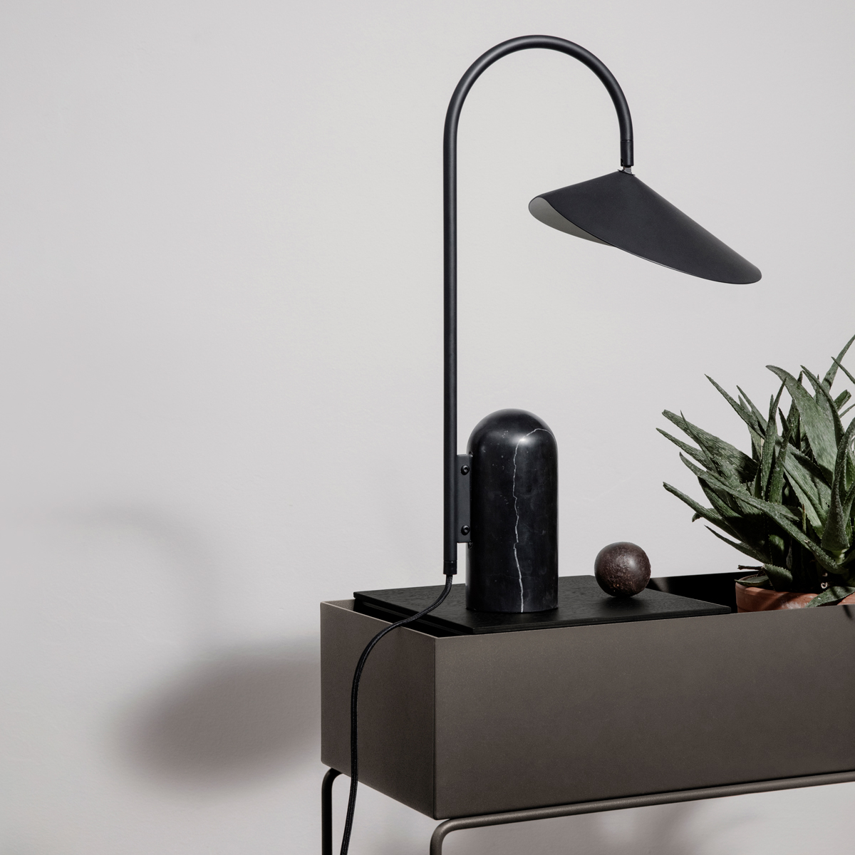 De bloembladvormige kap van deze zwarte tafellamp is sierlijk en tegelijkertijd ook nog eens kantelbaar. Functional design: mooi en praktisch dus. 