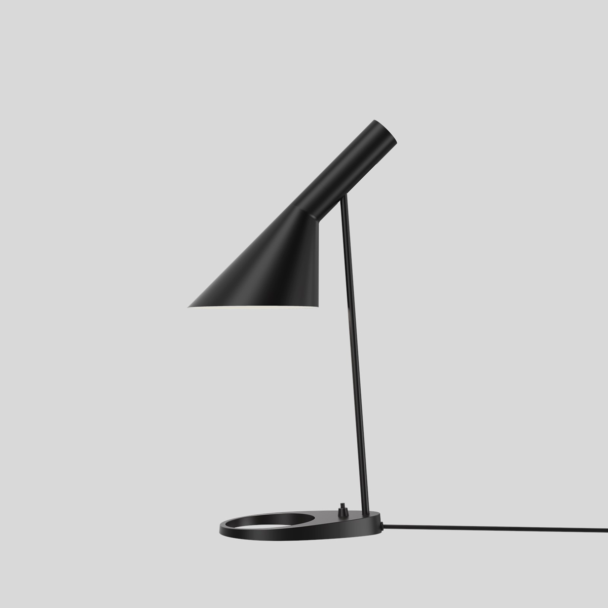 De AJ lamp van het merk Louis Poulsen is in 1957 ontworpen door Arne Jacobsen. Hij ontwierp deze zwarte tafellamp voor het SAS Royal Hotel in Kopenhagen (Radisson-collectie). 
