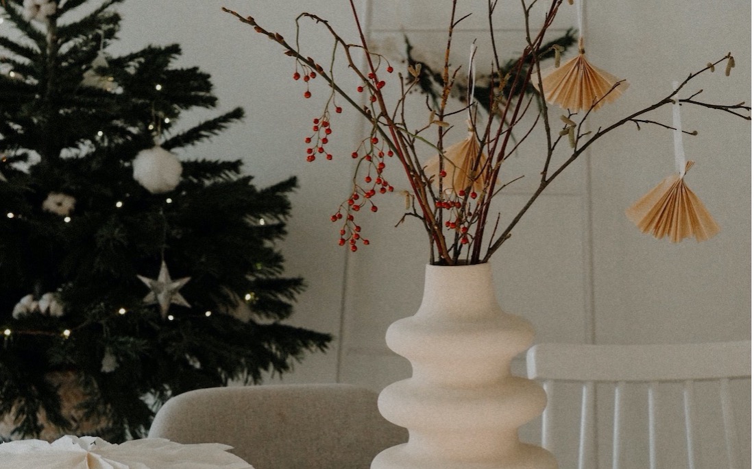 woonhome-kerstversiering-kerst-accessoires-moderne-vaas-kersttakken-kerstboom-1