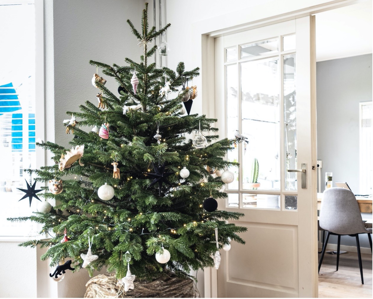 woonhome-kerstversiering-kerst-accessoires-moderne-vaas-kersttakken-kerstboom-1