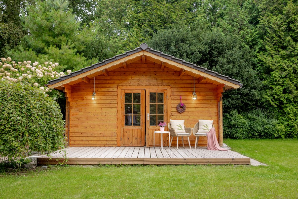 Weinig opslagruimte in je schuur? Met een glazen wand rondom je veranda creëer je extra ruimte.