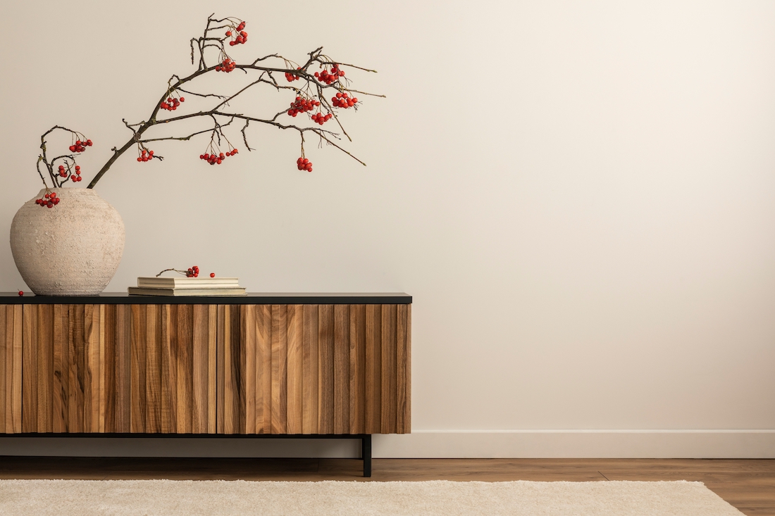 woonhome-japandi-woonstijl-vaas-met-tak-rode-bloemen-bessen-houten-dressoir-1