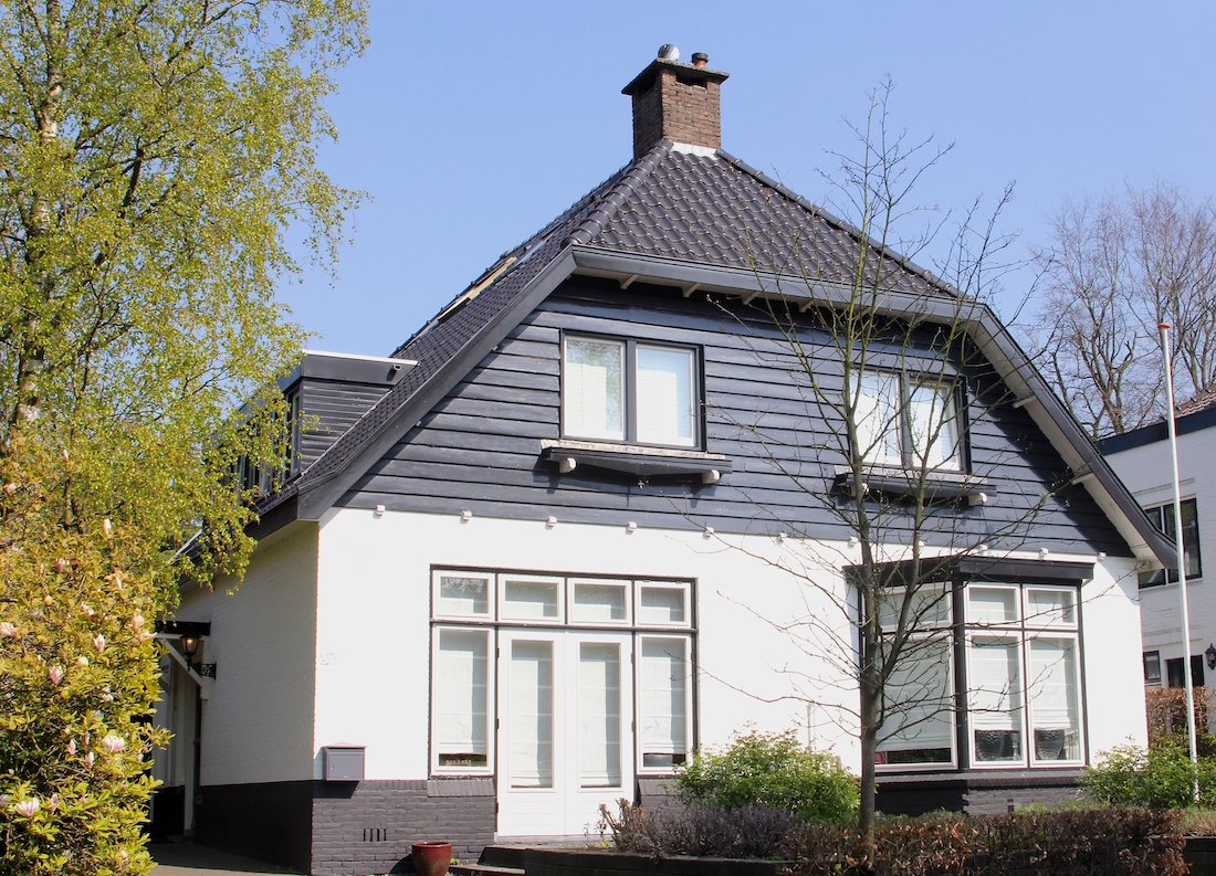 woonhome-nederlands-huis-met houten-hoge-gevel-1