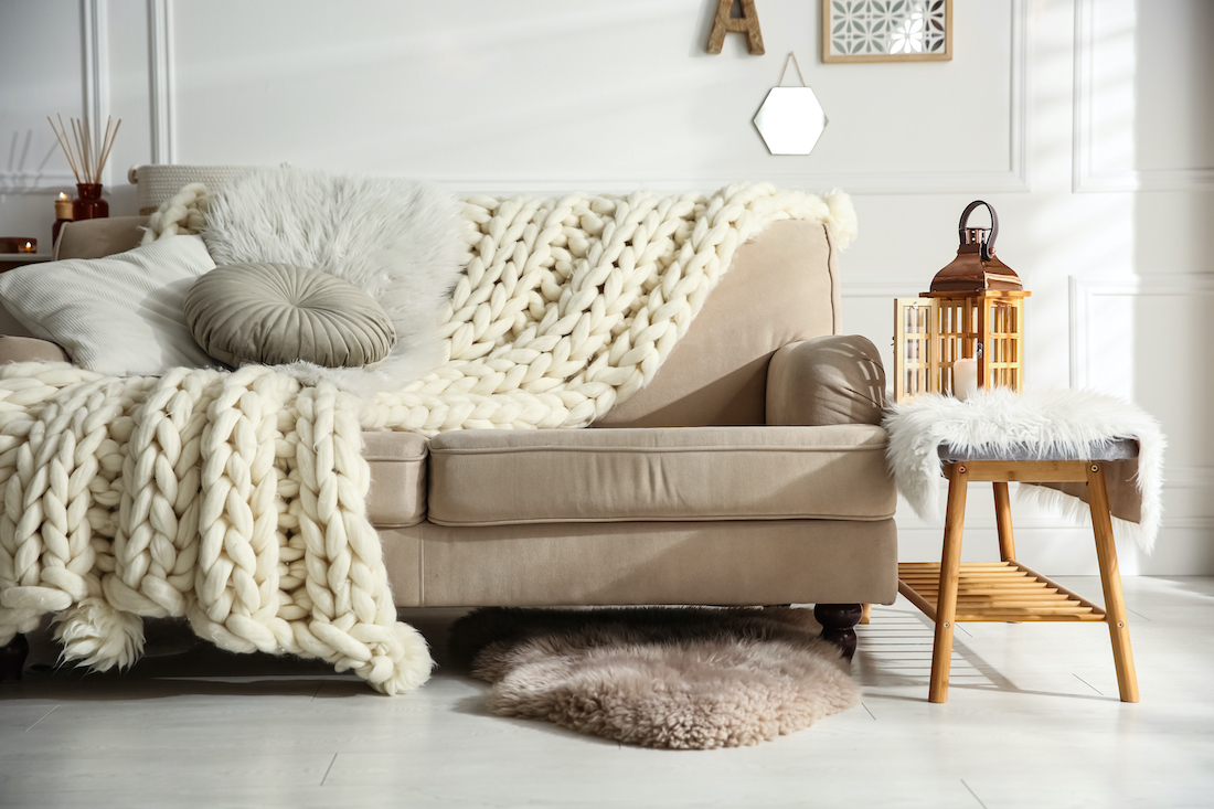 woonhome-winter-seizoen-interieur-bank-met-plaid-gebreid-plaid-deken-op-de-bank-1