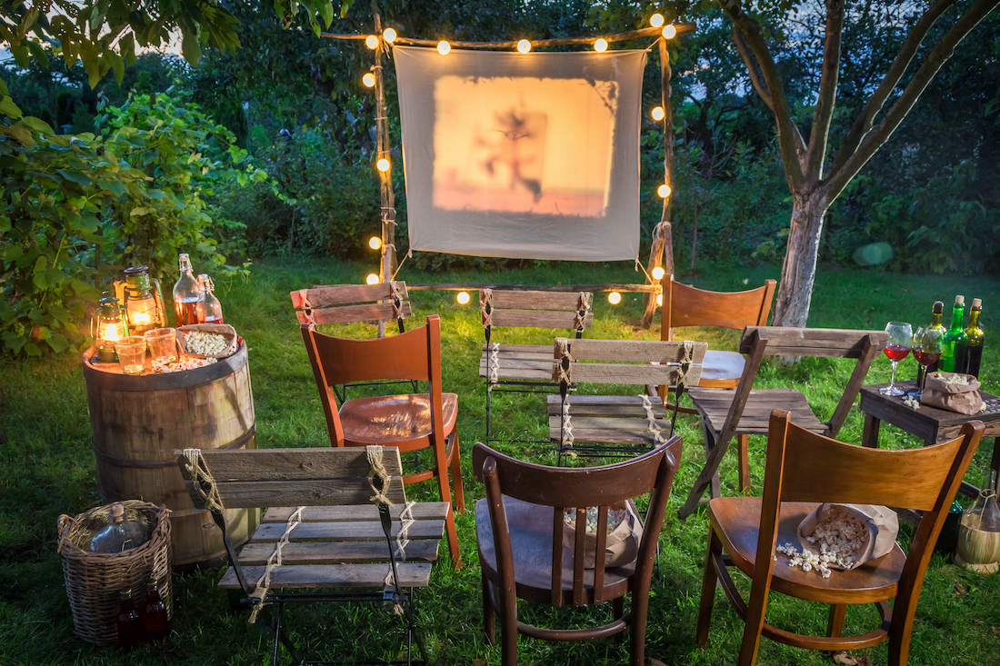 woonhome-movie-night-garden-buiten-film-kijken-zomer-in-tuin-film-kijken-1