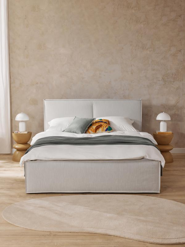 Niet grijs of beige, maar greize; de kleur van dit mooie bed van de Westwing collectie. Het bed is verkrijgbaar in verschillende maten, dus er is altijd wel eentje die past in jouw slaapkamer.