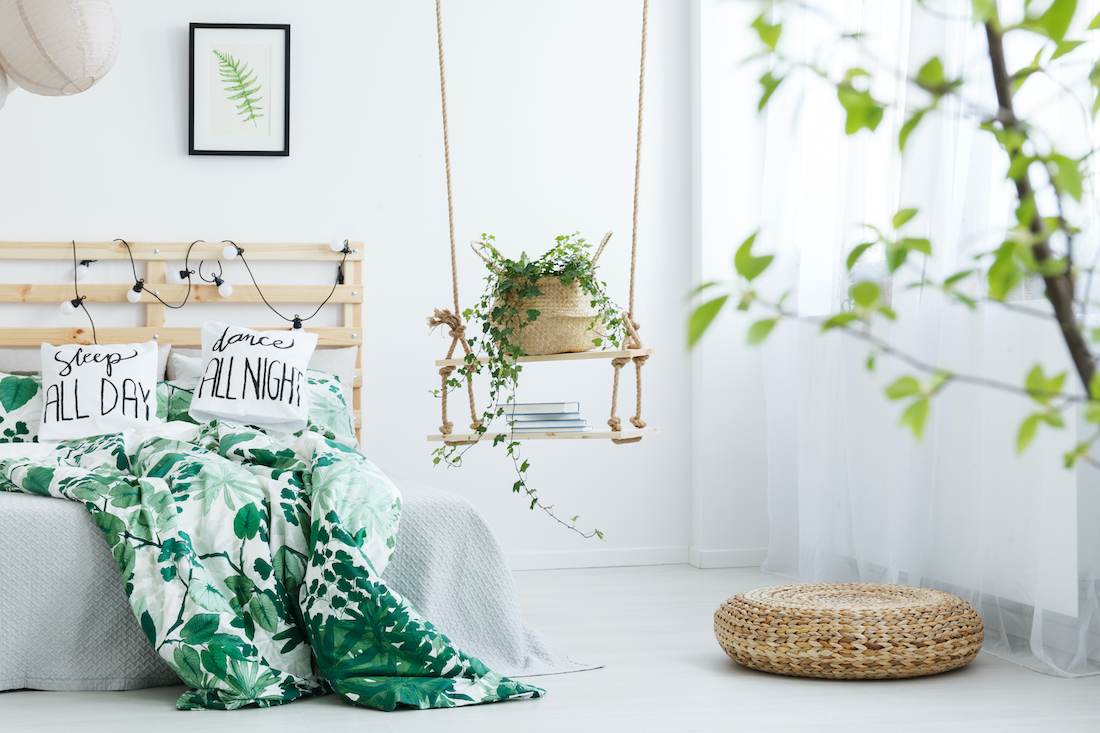 woonhome-slaapkamer-inrichtinen-diy-houten-bed-houten-schommel-plant-slaapkamer-1