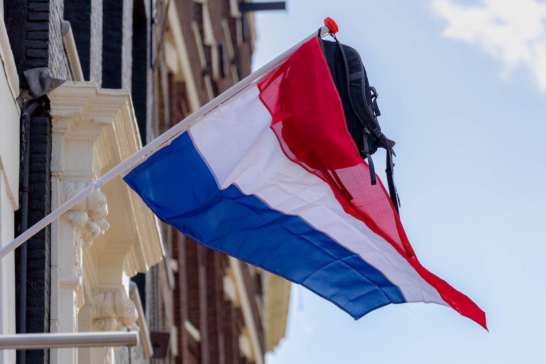 woonhome-vlag-uithangen-vlaggenmast-nederlandse-vlag-oranje-vlag-uithangen-geslaagd-tas-uithangen-1