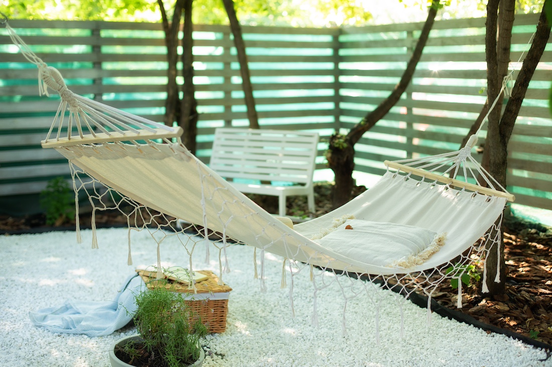 woonhome-hangmat-witte-hangmatten-in-de-tuin-ibiza-stijl-1