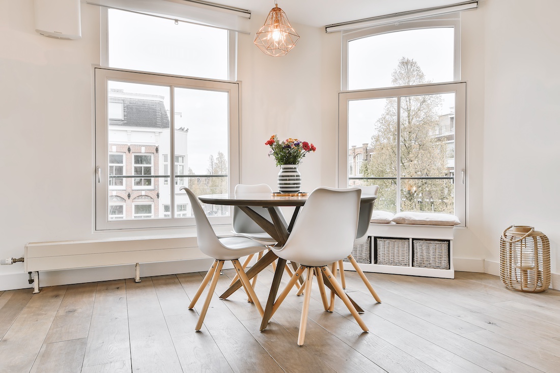 woonhome-ronde-eettafel-modern-appartement-kleine-ronde-tafel-moderne-eetkamerstoelen-1