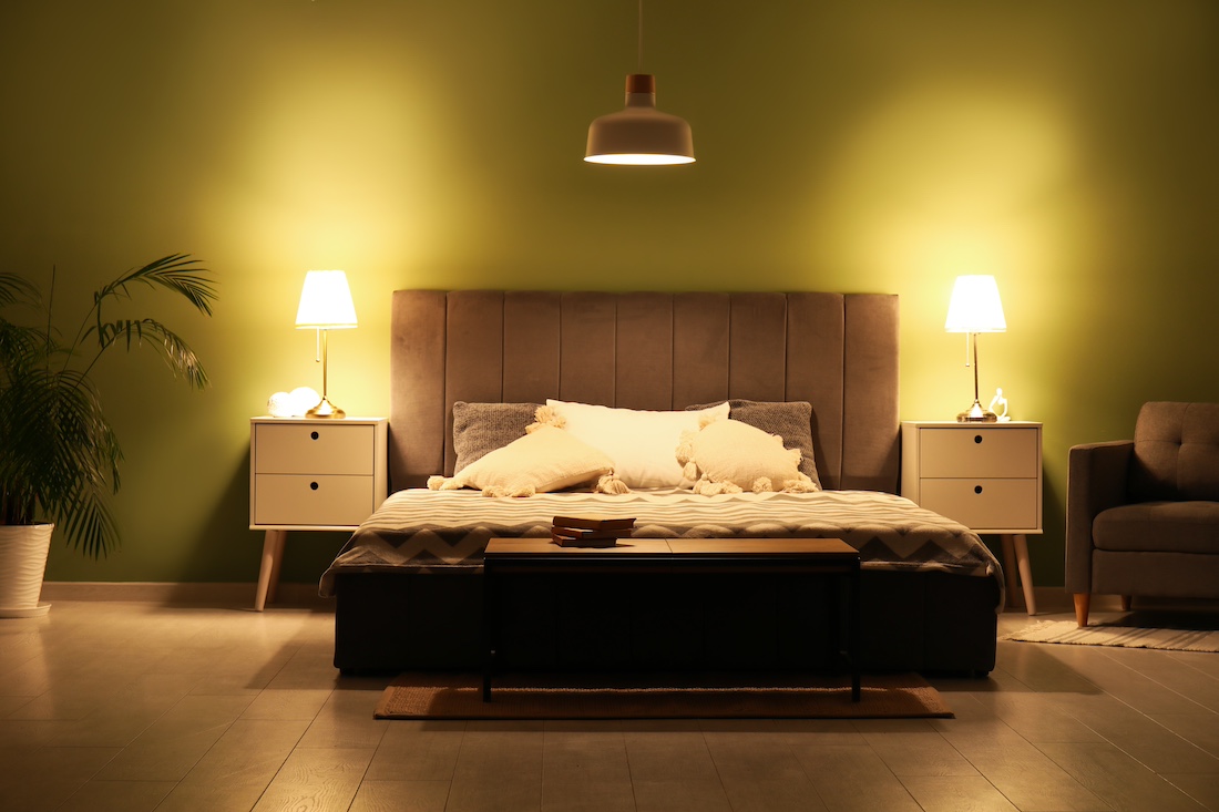 woonhome-slaapkamer-boxspring-verlichting-sfeervolle-slaapkamer-staande-lampen-nachtkastjes-1