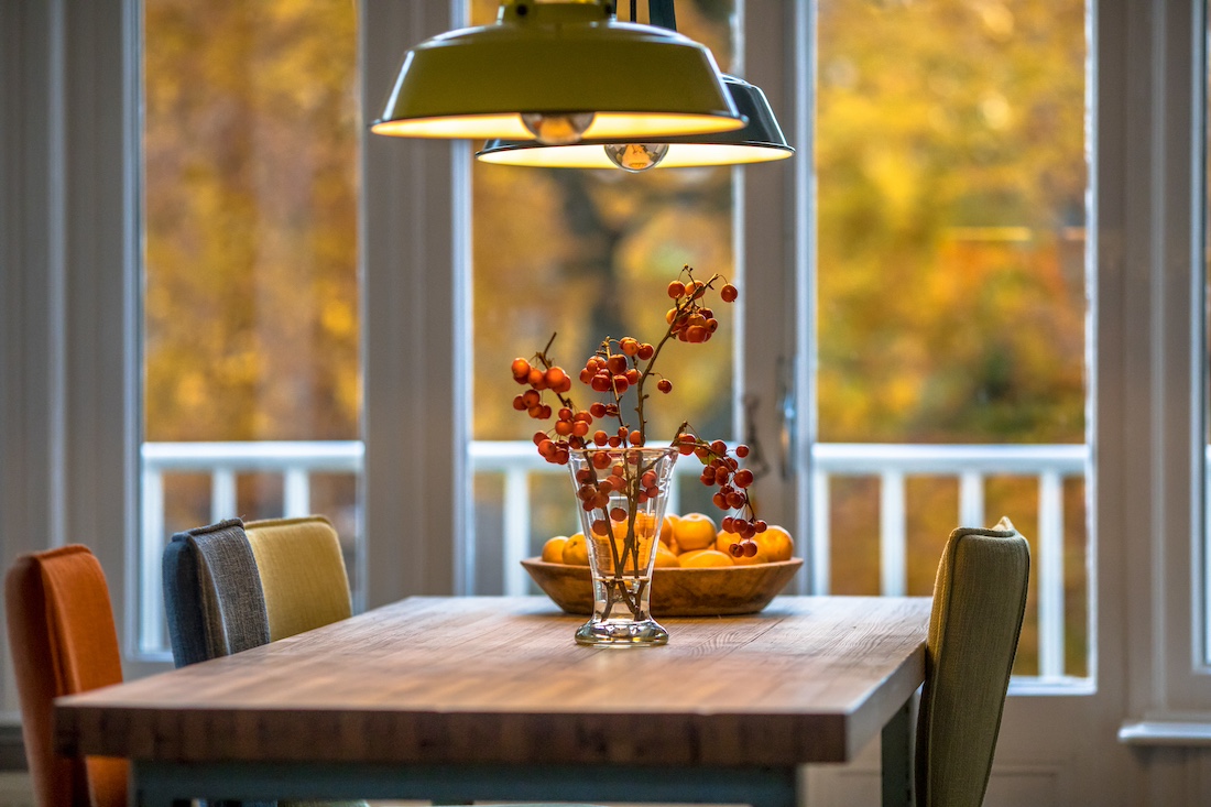 woonhome-eettafel-hanglampen-opgeruimde-eettafel-tafel-1