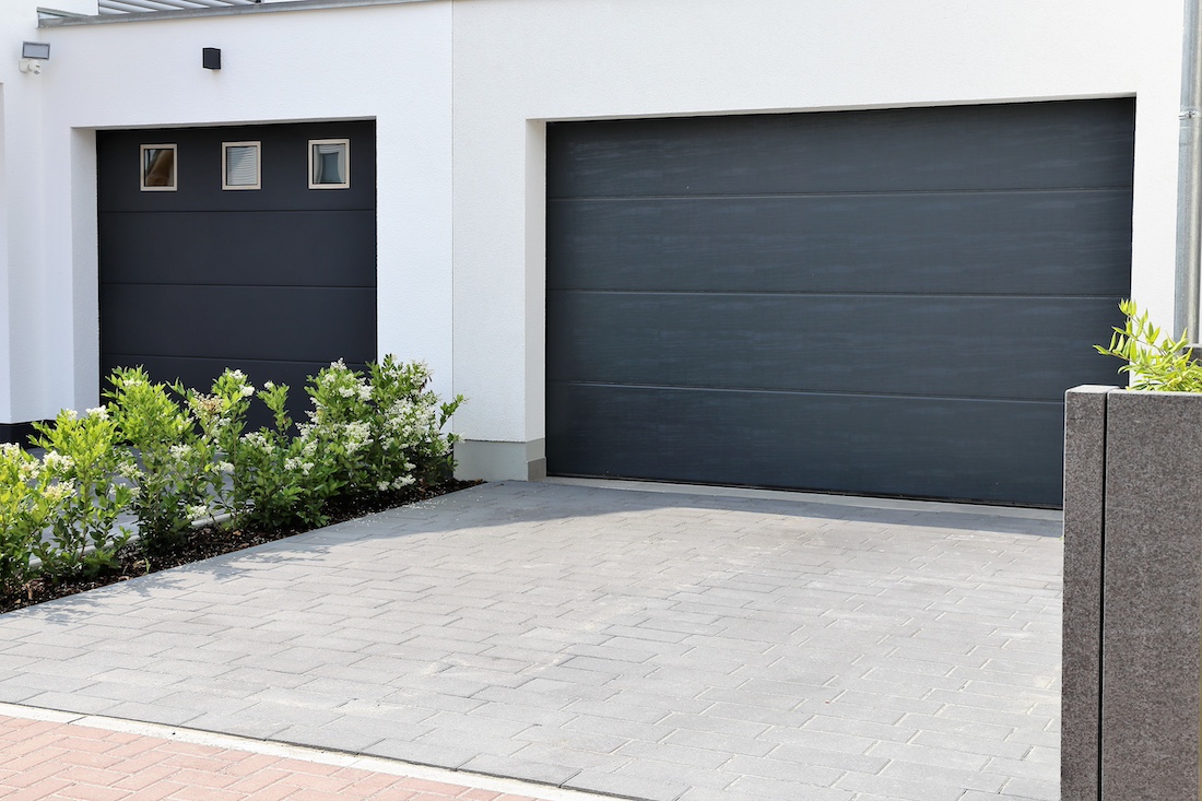 woonhome-stalen-garagedeuren-garagedeur-donkere-garagedeuren-1