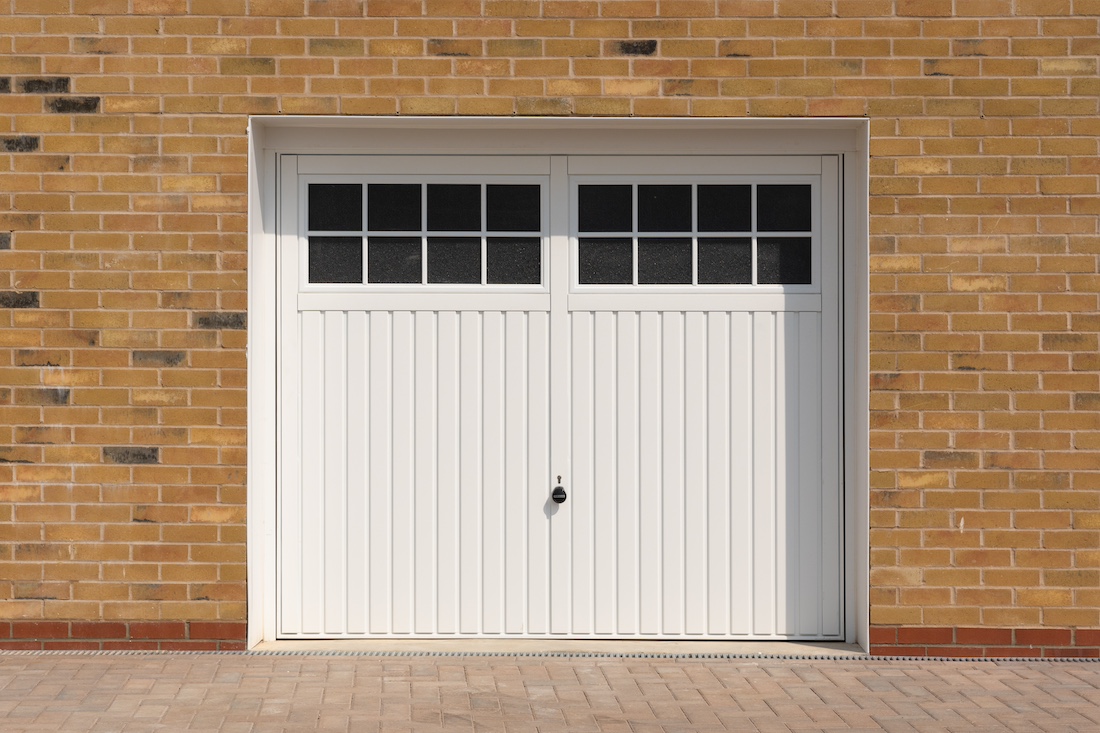 woonhome-witte-garage-deuren-opening-garage-doors-1