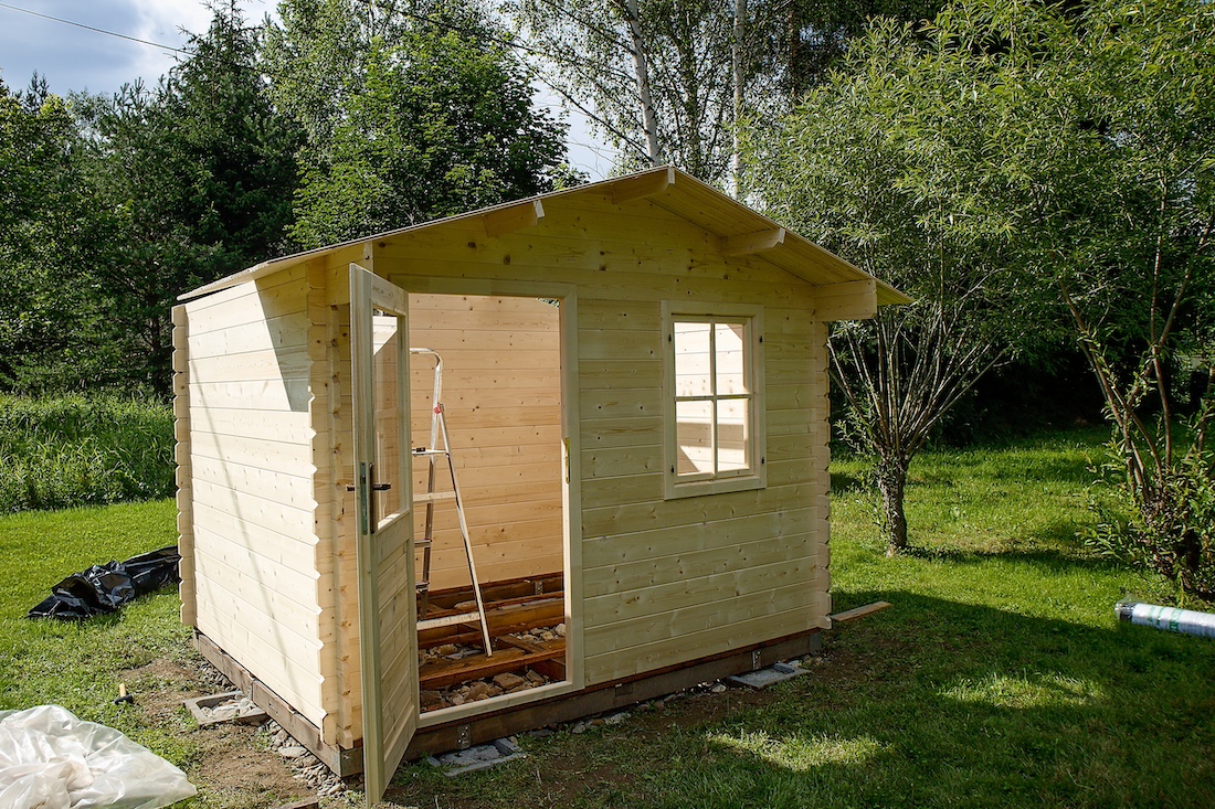 woonhome-houten-tuinhuis-tuinhuisje-op-maat-in-de-tuin-33