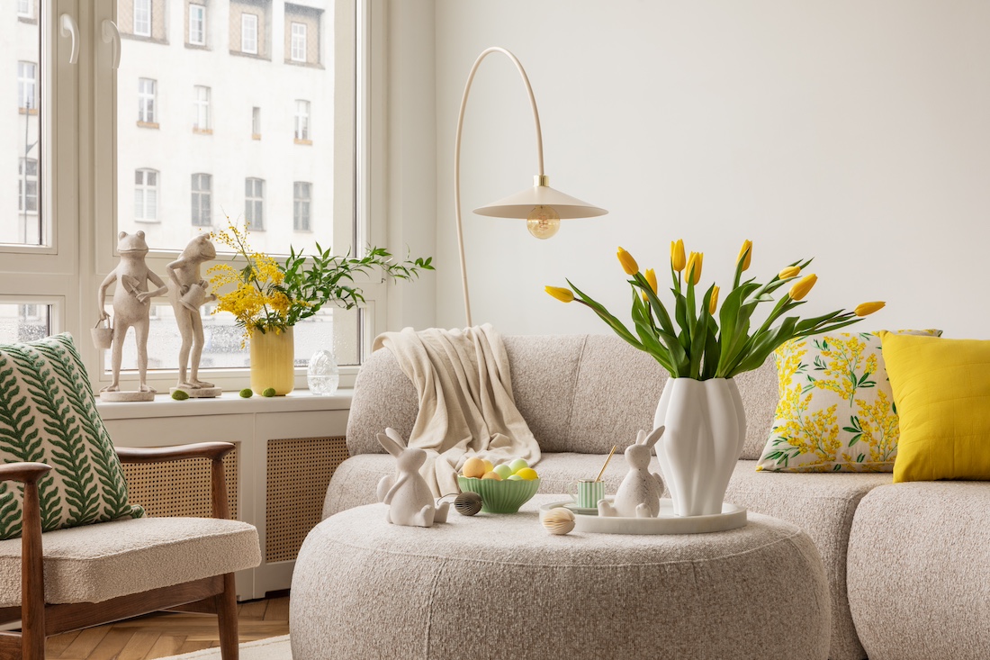 woonhome-interieur-zitkamer-huiskamer-stijlvol-inrichten-goedkope-bank-kopen-lichte-kleuren-naturel-kopen-gele-tulpen-interieur-1